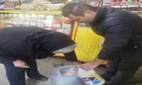 معدوم‌سازی ۱۴۷ کیلوگرم سوسیس قاچاق و حرام‌گوشت با دستور قضایی در محدوده منطقه ۲ تهران