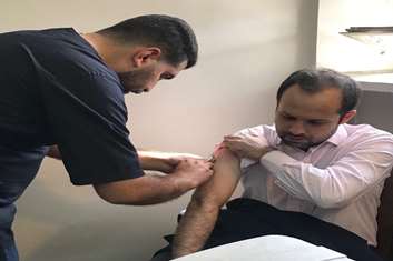 حفاظت از گروه‌های پرخطر در آستانه روز دامپزشکی؛ واکسیناسیون اساتید و دانشجویان دامپزشکی در مرکز بهداشت شمال غرب دو