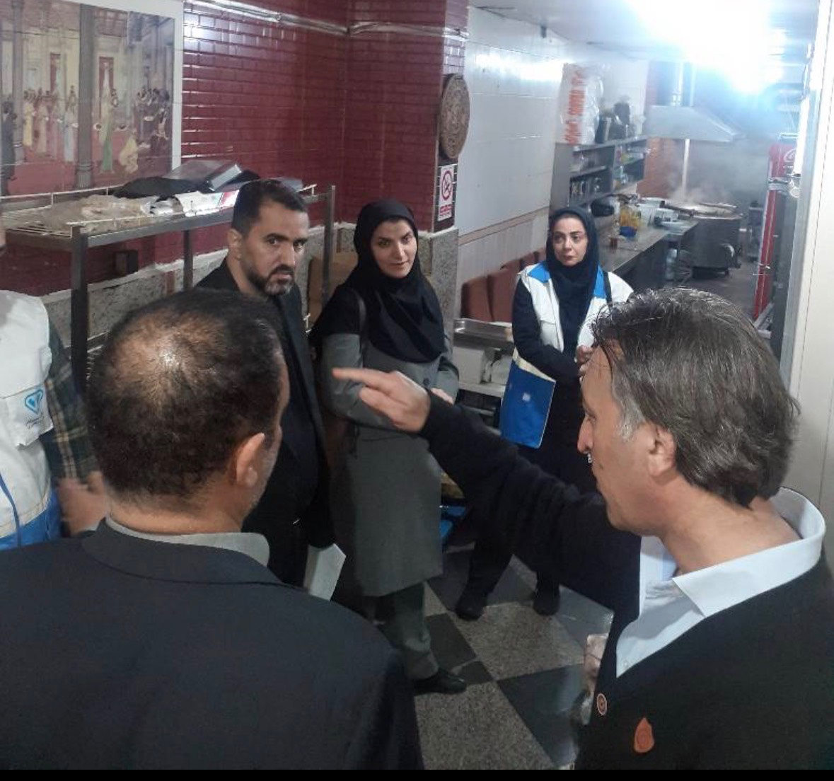  گشت مشترک کارشناسان بهداشت محیط مرکز بهداشت شمال غرب ٢ در معیت نمایندگان محترم سازمان تعزیرات حکومتی دامپزشکی و اتاق اصناف 