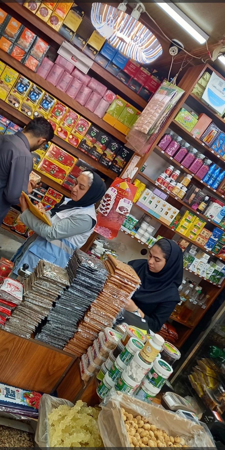 عطاری‌های منطقه ۲ زیر ذره‌بین بازرسان؛ محصولات غیرمجاز معدوم شد