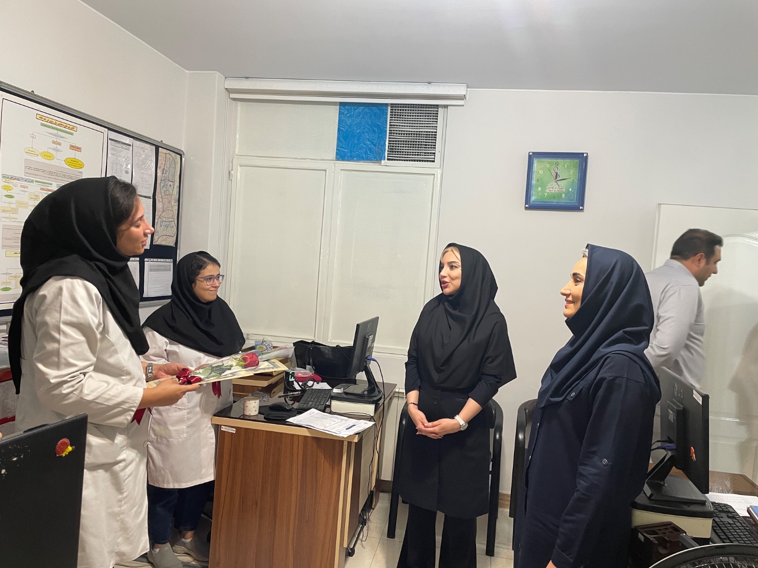 سرپرست مرکز بهداشت شمال غرب۲ با حضور در جمع پزشکان مرکز  شمال غرب دو  روز پزشک را تبریک گفت 