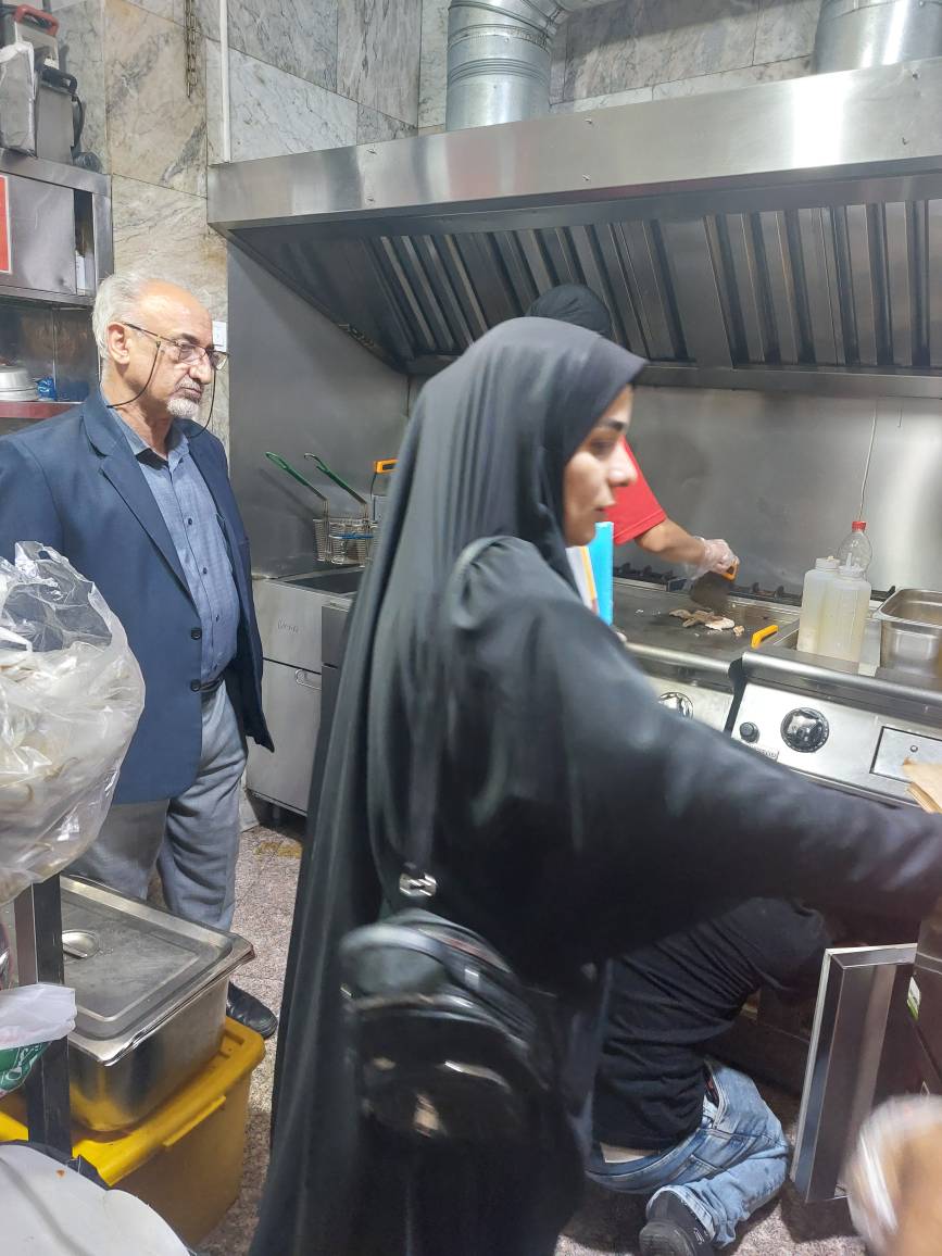 معدوم‌سازی مواد غذایی غیرقابل مصرف در گشت مشترک بهداشت و تعزیرات در منطقه 6 تهران