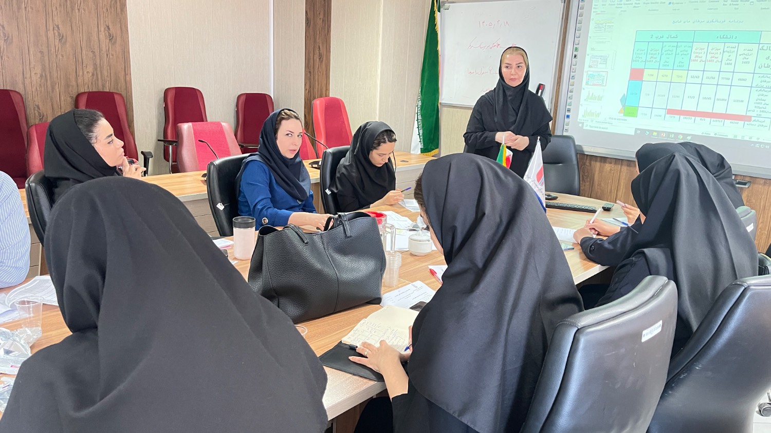 جلسه هماهنگی سرپرستان مراکز خدمات جامع سلامت  با محوریت شاخص‌های تغذیه‌ای در سالن جلسات مرکز بهداشت شمال غرب 2 دانشگاه علوم پزشکی ایران برگزار شد 