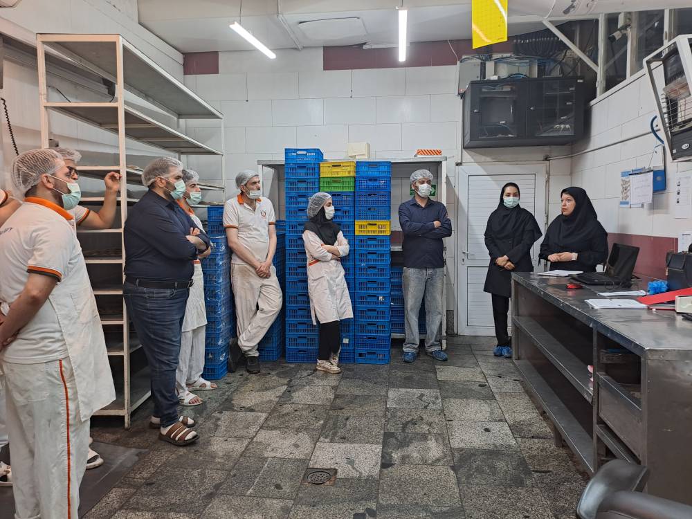 برگزاری جلسه آموزشی اهمیت مصرف نمک یددار درکارگاه صنعتی مواد غذایی نان سحر  تحت پوشش مرکز بهداشت شمال‌غرب ۲ مورخ 31 خرداماه 1405 