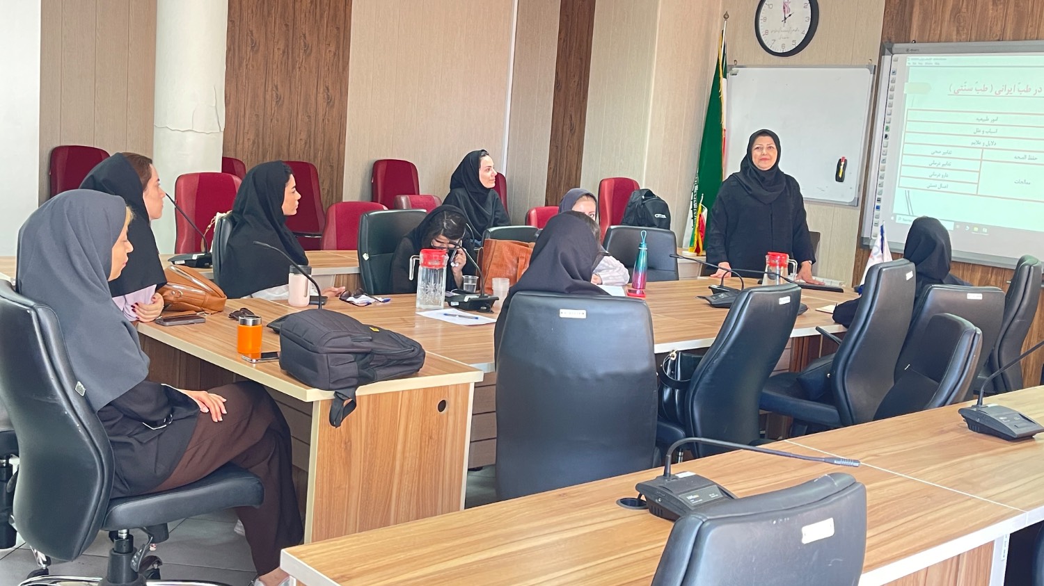 جلسه آموزشی «اصول و کاربردهای طب ایرانی» ویژه پزشکان مراکز خدمات جامع سلامت مرکز بهداشت شمال غرب2 در سالن جلسات این مرکز 31 خردادماه 1405 توسط واحد گسترش برگزار شد  