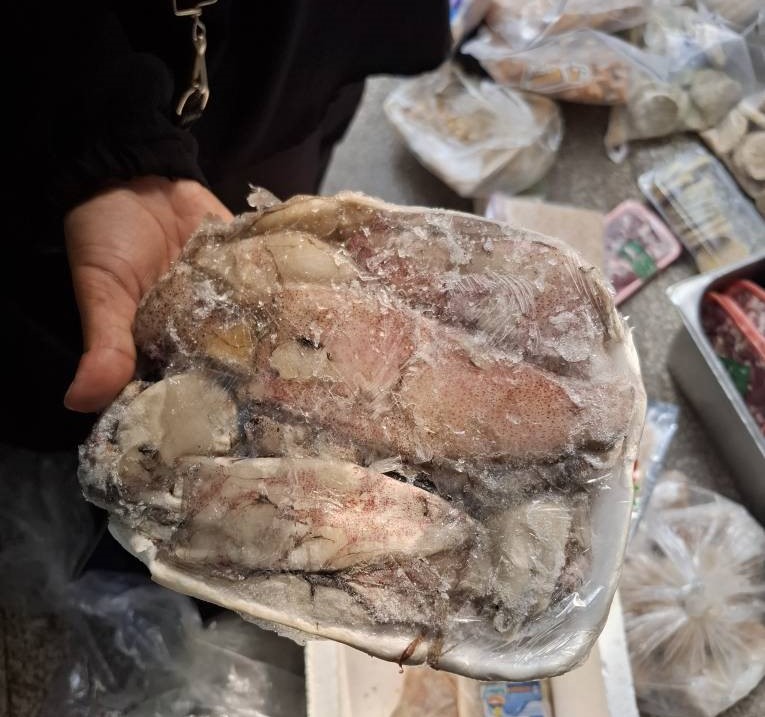 توقیف بیش از ۲۵۰ کیلوگرم مواد غذایی و فرآورده‌های پروتئینی غیربهداشتی در بازرسی از یک کافه در منطقه 2 تهران